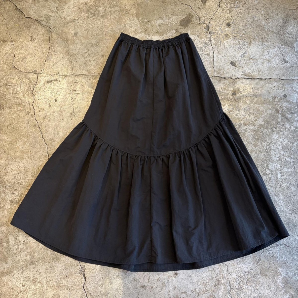 画像2: BLACK COLOR TIERED SILHOUETTE SKIRT / W25~W28 (2)
