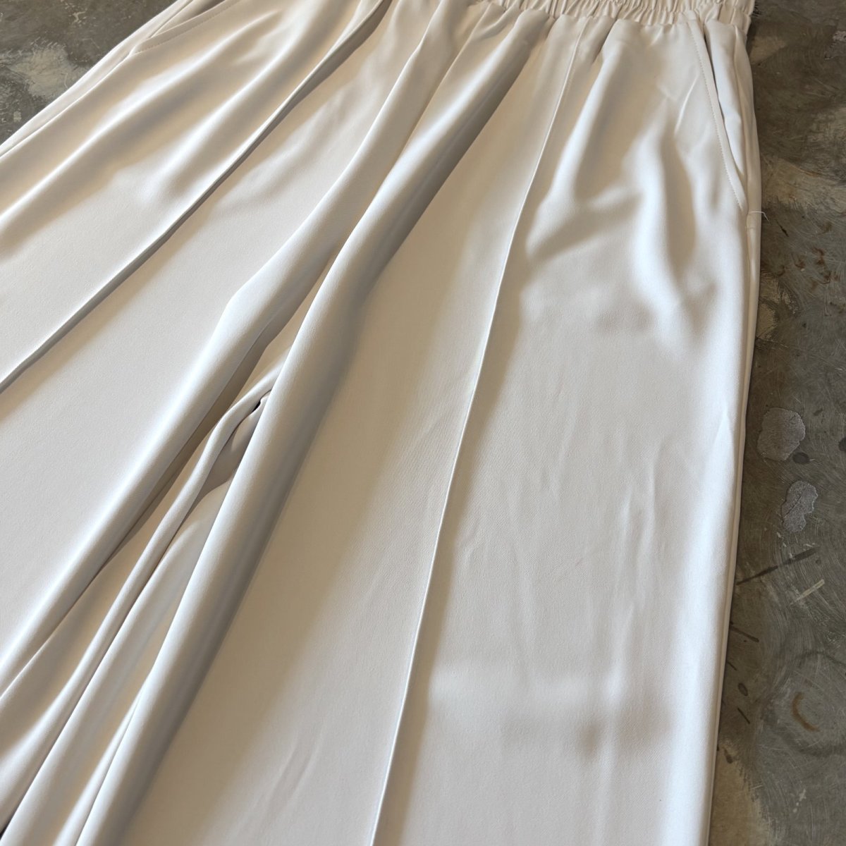 画像4: MONOTONE WIDE SILHOUETTE PANTS / W27~FREE (4)