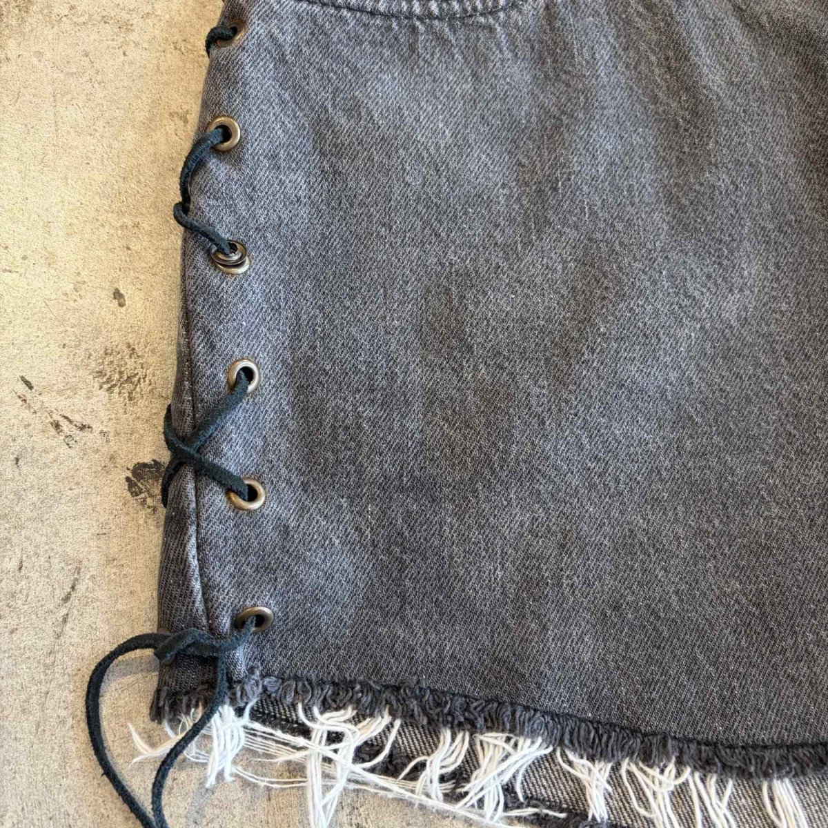 画像4: 【LEVI'S】SIDE LECE UP CUT OFF DESIGN BLACK COLOR SKIRT / W29 / MADE IN USA (4)