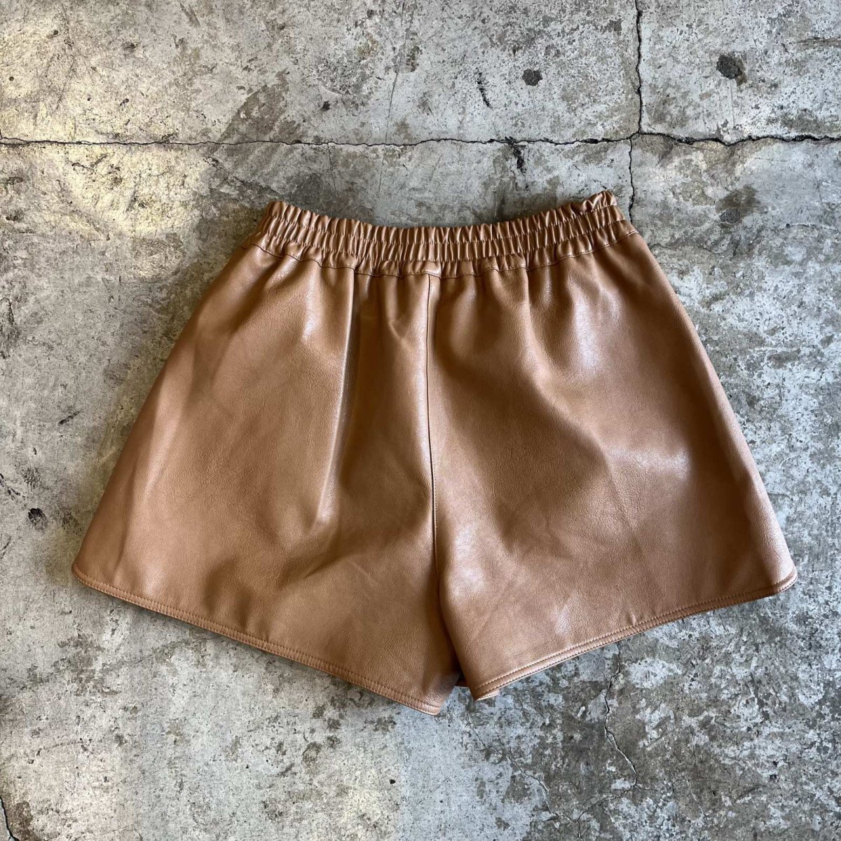 画像2: CAMEL COLOR FAUX LEATHER DESIGN SHORT PANTS / W25~W34(M) (2)
