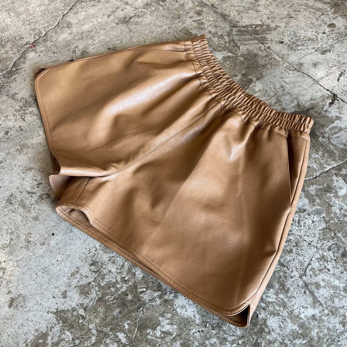 画像5: CAMEL COLOR FAUX LEATHER DESIGN SHORT PANTS / W25~W34(M) (5)