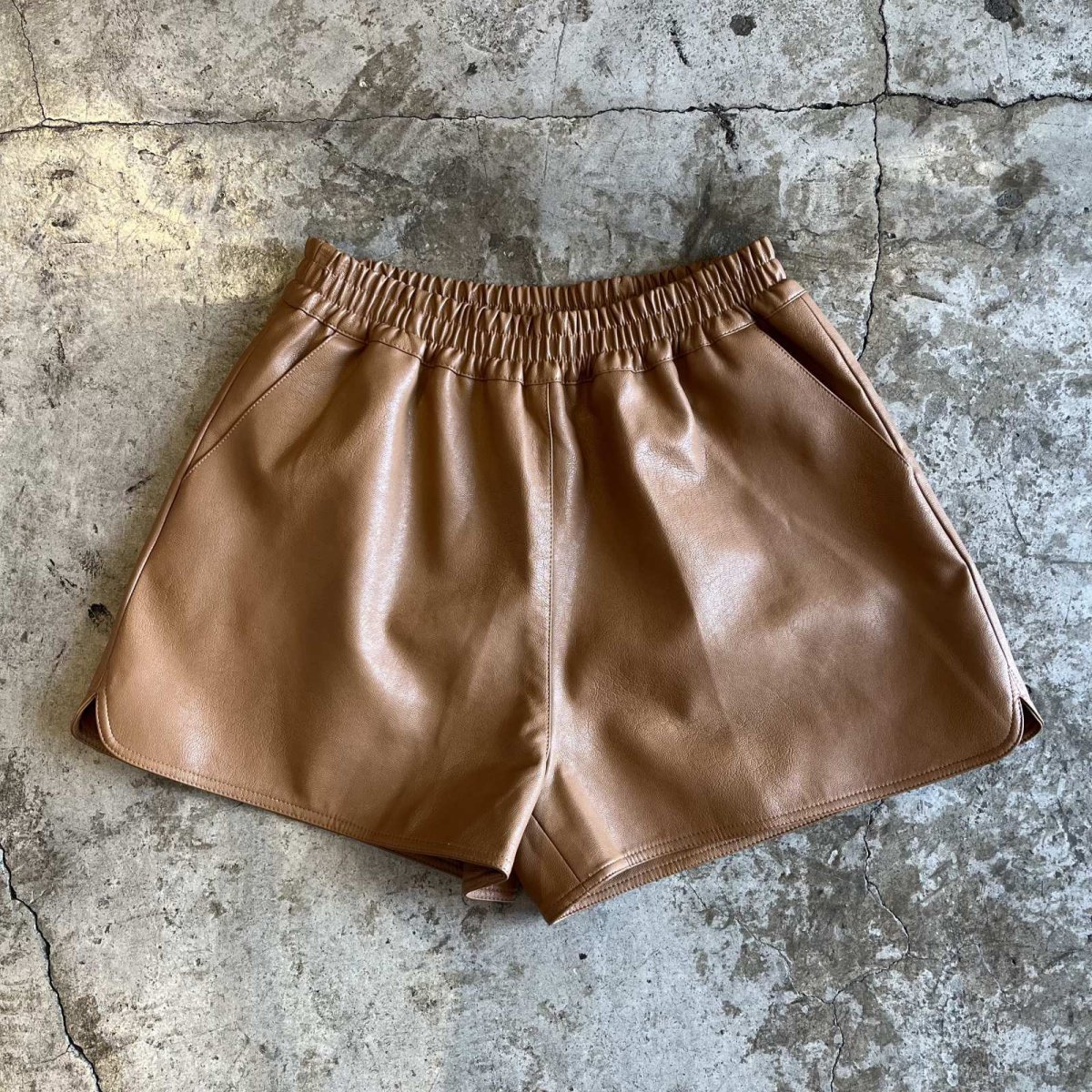 画像1: CAMEL COLOR FAUX LEATHER DESIGN SHORT PANTS / W25~W34(M) (1)