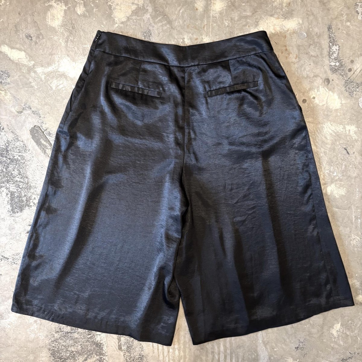 画像2: LUSTER BLACK COLOR WIDE SILHOUETTE SHORTS / W34 (2)