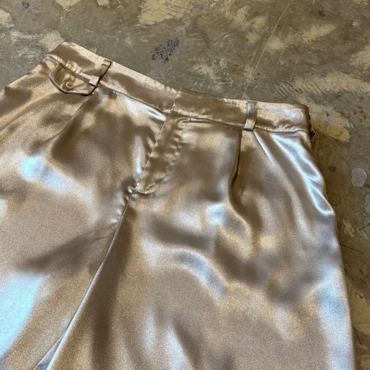 画像4: LUSTER GOLD COLOR WIDE SILHOUETTE SHORTS / W34 (4)