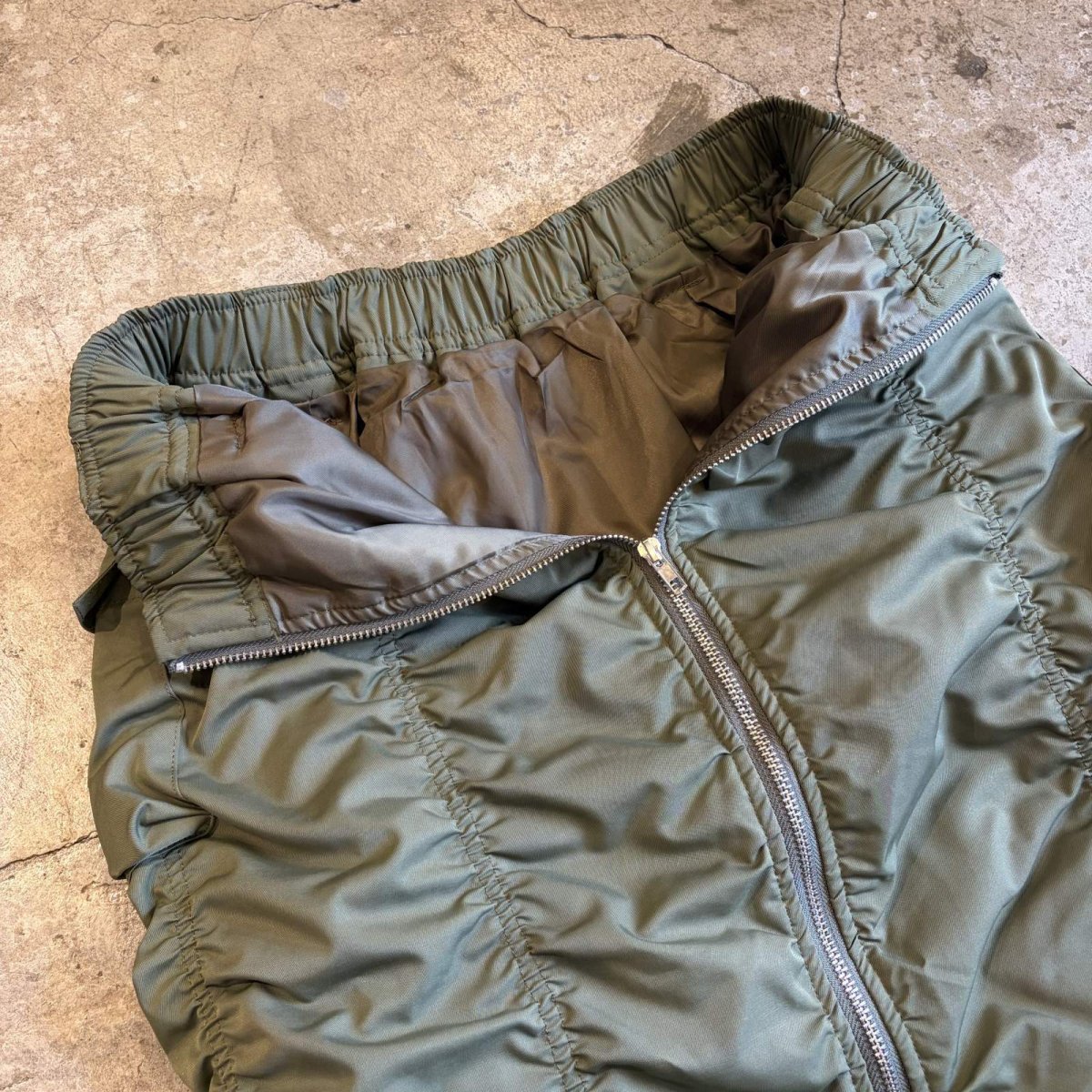 画像4: FRONT ZIP UP GATHER DESIGN NYLON SKIRT / W25~W35 (4)