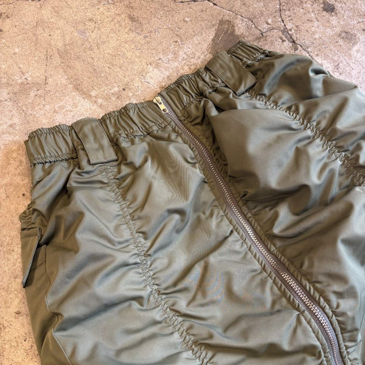 画像3: FRONT ZIP UP GATHER DESIGN NYLON SKIRT / W25~W35 (3)