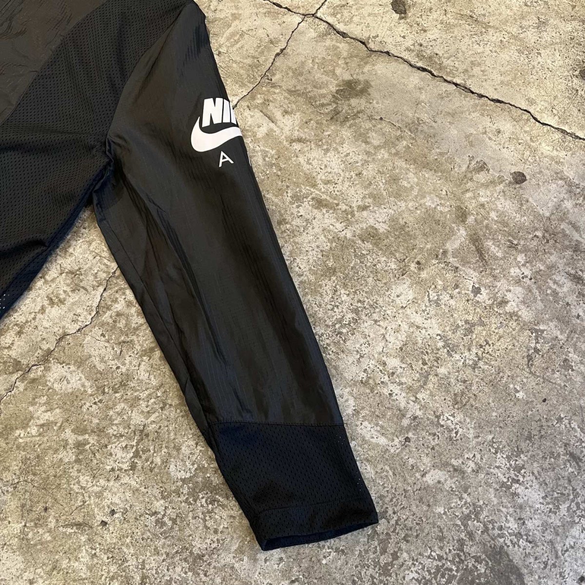 画像7: 【NIKE AIR】BLACK COLOR MESH×NYLON DOCKING DESIGN ZIP UP TOPS / Ladies M  (7)